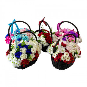 Aranjament floral cu trandafiri de sapun si alte accesorii in cosulet impletit, roz - lila - alb - Img 6