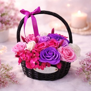 Aranjament floral cu trandafiri de sapun si alte accesorii in cosulet impletit, roz - lila - alb