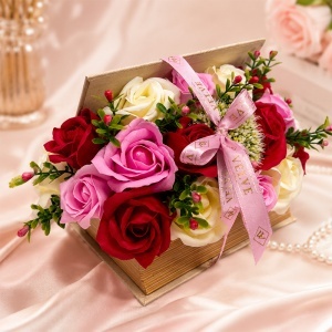 Aranjament floral cu trandafiri de sapun si plante decorative, in cutie tip carte, Rosu-Roz-Crem - Img 2