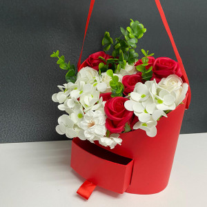 Aranjament floral cu trandafiri si orhidee de sapun in cosulet cu sertar - Img 3