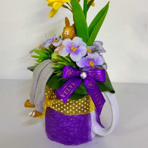 Aranjament floral de Paste Purple Bunny cu iepuras decorativ in cana ceramica - Img 4