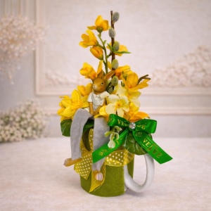Aranjament floral de Paste Spring Bunny cu iepuras decorativ in cana ceramica
