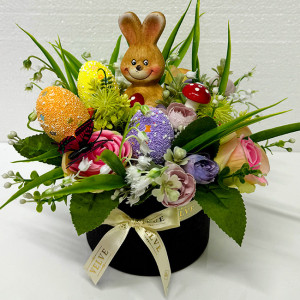 Aranjament floral Easter, decoratiune iepure, 3 oua decorative, plante verzi, trandafiri si lacramioare artificiale, in cutie rotunda neagra