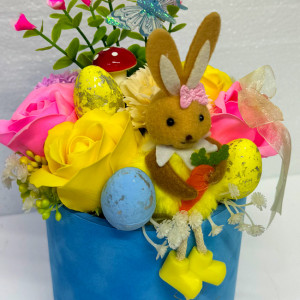 Aranjament floral Easter, decoratiune iepure, 3 oua decorative, plante verzi, trandafiri si garoafe de sapun, in cutie rotunda catifea albastra