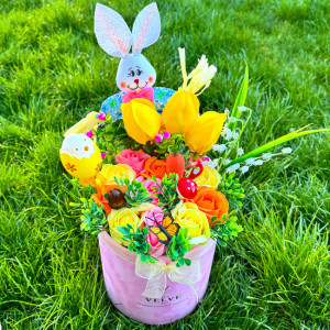 Aranjament floral Easter, decoratiune iepure, 1 ou decorativ, lacramioare si plante verzi artificiale, trandafiri, lalele de sapun, in cutie rotunda catifea roz