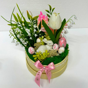 Aranjament floral Easter, decoratiune iepure, 5 oua decorative, lacramioare, lalea si eucalipt artificiale, pe pat de licheni naturali stabilizati, in cutie rotunda