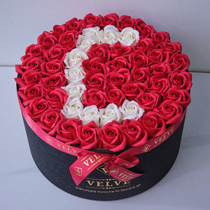 Aranjament Floral Etern personalizat cu litera C, in cutie rotunda neagra cu 55 trandafiri din sapun