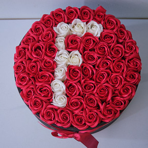 Aranjament Floral Etern personalizat cu litera F, in cutie rotunda neagra cu 55 trandafiri din sapun
