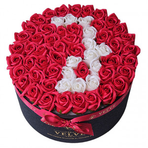 Aranjament Floral Etern personalizat cu litera J, in cutie rotunda neagra cu 55 trandafiri de sapun