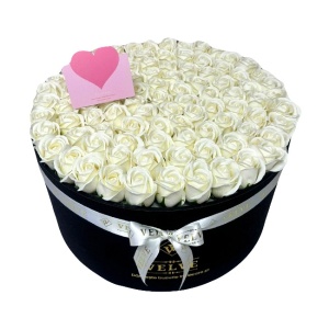 Aranjament floral gigant cu 101 trandafiri de sapun albi, in cutie premium cu panglica alba si felicitare personalizata, diametru 40 cm