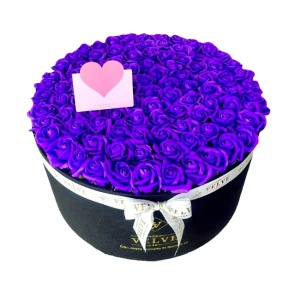 Aranjament floral gigant cu 101 trandafiri de sapun mov, in cutie premium cu panglica alba si felicitare personalizata, diametru 40 cm