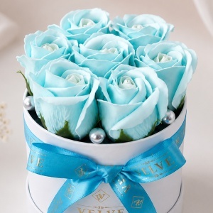 Aranjament floral Glamour Double Color cu 7 trandafiri de sapun bicolor, in cutie rotunda, 16x11 cm, Bleu-Alb - Img 2