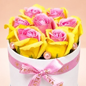 Aranjament floral Glamour Double Color cu 7 trandafiri de sapun bicolor, in cutie rotunda, 16x11 cm, Galben-Roz - Img 3