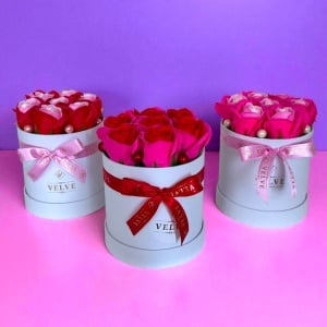 Aranjament floral Glamour Double Color, cutie rotunda cu 7 trandafiri sapun in doua culori, Rosu-roz pal - Img 5