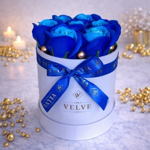 Aranjament floral Glamour Double Color, cutie rotunda cu 7 trandafiri sapun, bicolor, Albastru - Bleu