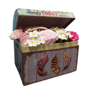 Aranjament floral in cutie tip cufar cu trandafiri, hortensii si garoafe din sapun, roz-alb