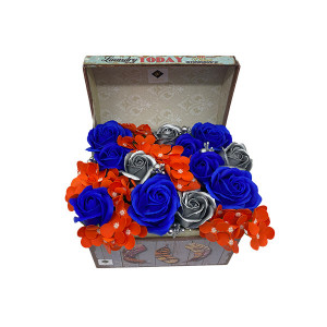 Aranjament floral in cutie tip cufar cu trandafiri si hortensii din sapun, argintiu-portocaliu-albastru