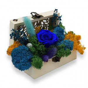 Aranjament floral, cu trandafir criogenat, licheni, perle, broom si lagurus, in cutie tip cufar