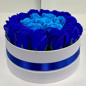 Aranjament floral in doua culori, cutie rotunda cu 21 trandafiri sapun, blue - albastru