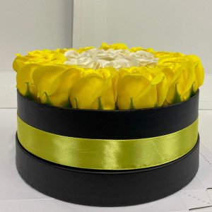 Aranjament floral in doua culori, cutie rotunda cu 23 trandafiri sapun, crem- galben