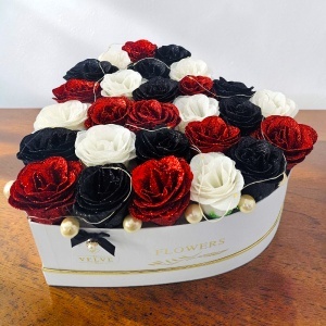 Aranjament floral in forma de inima cu 27 trandafiri decorativi cu efect glitter, cu LED, in cutie premium - Img 6