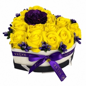 Aranjament floral in forma de inima Velvet Heart cu 15 trandafiri de sapun si accent cu sclipici, Galben - Mov