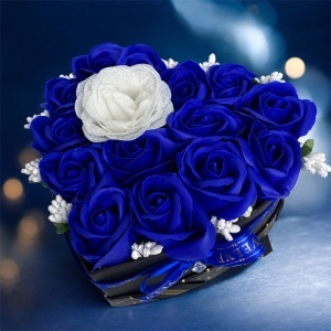 Aranjament floral in forma de inima Velvet Heart cu 15 trandafiri de sapun si accent cu sclipici, Albastru - Alb - Img 6