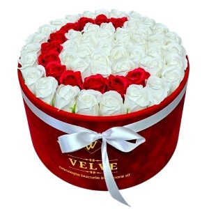 Aranjament floral litera cu 55 trandafiri de sapun in cutie rotunda catifea rosie, litera C