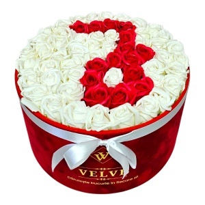Aranjament floral litera cu 55 trandafiri de sapun in cutie rotunda catifea rosie, litera J