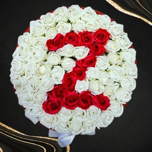 Aranjament floral litera cu 55 trandafiri de sapun in cutie rotunda catifea rosie, litera Z - Img 2