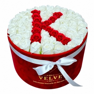 Aranjament floral litera cu 55 trandafiri de sapun in cutie rotunda catifea rosie, litera K
