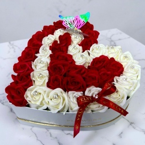 Aranjament floral Love Impact in cutie inima cu 41 trandafiri din sapun si cristale decorative, Rosu-Alb - Img 4