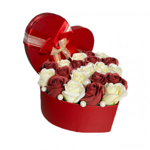 Aranjament floral Love, in cutie inima rosie, cu 21 trandafiri si accesorii decorative