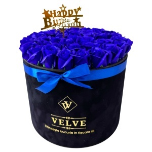 Aranjament Floral Majestic Blue, cu trandafiri din sapun, in cutie neagra de catifea, cu mesaj "Happy Birthday"