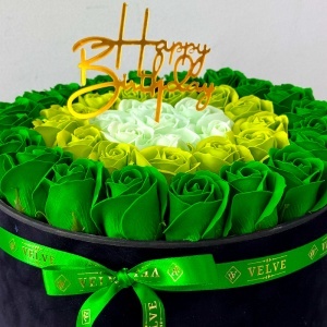 Aranjament Floral Majestic, cu trandafiri din sapun in 3 nuante de verde, in cutie neagra de catifea, cu mesaj "Happy Birthday" - Img 2
