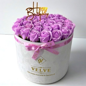 Aranjament Floral Majestic Lila, cu trandafiri din sapun, in cutie alba de catifea, cu mesaj "Happy Birthday" - Img 3