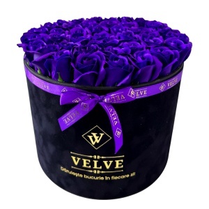 Aranjament Floral Majestic Purple, cu trandafiri din sapun, in cutie neagra de catifea