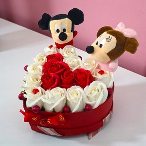Aranjament floral Mickey & Minnie cu 17 trandafiri de sapun in cutie inima - Img 5