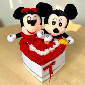 Aranjament floral Mickey & Minnie Mouse cu trandafiri de sapun, in cutie inima alba, 29x35 cm - Img 7