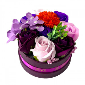 Aranjament floral in cutie rotunda grena, cu trandafiri, hortensie si garoafa de sapun, stamine artizanale si plante artificiale, Portocaliu