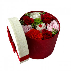 Aranjament floral Olla in cutie rotunda rosie, cu trandafiri si garoafa de sapun, stamine artizanale si plante artificiale, Rosu