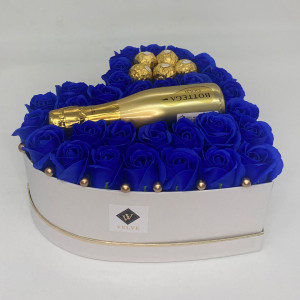 Aranjament floral Opulence, cutie inima cu trandafiri de sapun albastri si Prosecco Bottega Gold si praline Ferrero Rocher