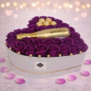 Aranjament floral Opulence, cutie inima cu trandafiri de sapun mov si Prosecco Bottega Gold si praline Ferrero Rocher