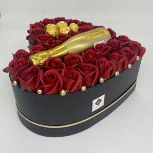 Aranjament floral Opulence, cutie inima cu trandafiri de sapun rosu inchis si Prosecco Bottega Gold si praline Ferrero Rocher - Img 5