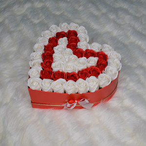 Aranjament floral Passion Love cutie inima cu 47 trandafiri sapun - Img 3