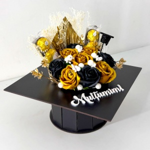 Aranjament floral pentru absolvire Gold, in cutie neagra in forma de toca cu dulciuri, trandafiri de sapun, broom criogenat si frunza de palmier, Auriu-Negru - Img 1