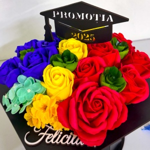 Aranjament floral pentru absolvire, in cutie tip toca, cu flori de sapun, 20x20x23cm, Tricolor - Img 5