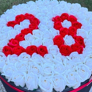 Aranjament floral personalizat cu 101 trandafiri din sapun, cu cifre, in cutie rotunda, Alb-Rosu - Img 2