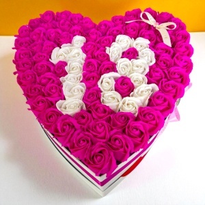 Aranjament floral personalizat cu cifra 18, in cutie tip inima, 101 trandafiri din sapun, Roz-Alb - Img 5