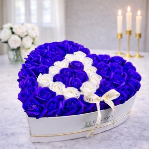 Aranjament floral personalizat cu litera, cutie inima alba cu 49 trandafiri de sapun, Albastru-Alb